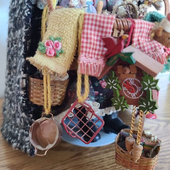 Vintage Artisan OOAK Handcrafted Old Woman Peddler Doll With Treasures And Stand - Picture 9 of 15